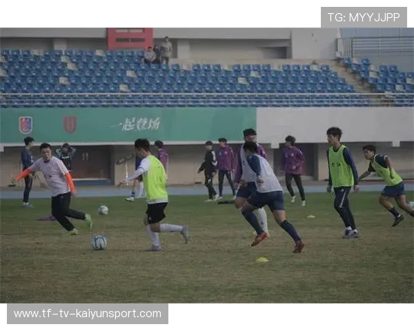 球迷狂欢！友谊赛现场气氛火爆无限，球会友谊赛足球赛程